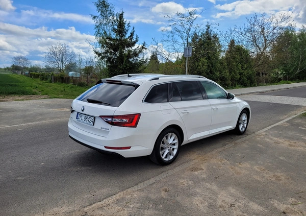 Skoda Superb cena 64900 przebieg: 211880, rok produkcji 2018 z Szczecin małe 301